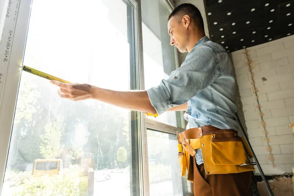 Trabajador de la construcción instalando ventana en casa —  Fotos de Stock