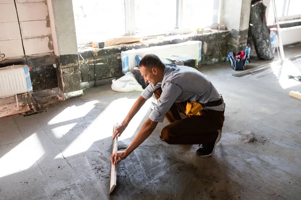 Pracownicy montują podłogę. naprawczy zaprawy podłogi — Zdjęcie stockowe