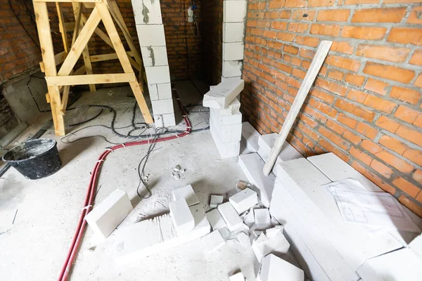 Reparação de fiação no edifício. Fios elétricos, fiação, tomada em uma parede de edifício, reparo de casa. cabos. — Fotografia de Stock