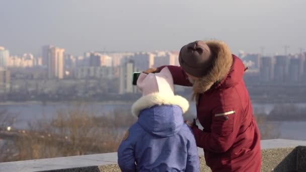 Matka córka na dachu jesienią — Wideo stockowe