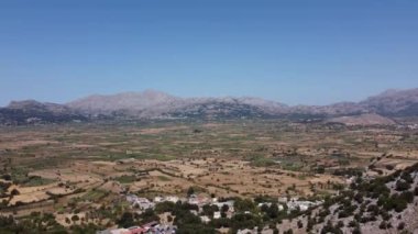 Girit 'teki yüksek tepelerin manzarası gökyüzünün arka planında