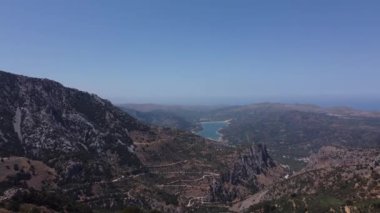 Girit 'teki yüksek tepelerin manzarası gökyüzünün arka planında