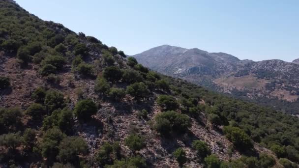 Prachtige luchtfoto van de hoge en majestueuze bergen op Kreta, Griekenland - met de diepblauwe luchten en bergsilhouetten — Stockvideo