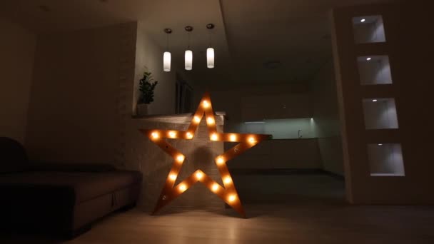 Concetto di interni di Natale - decorato soggiorno con decorazioni natalizie stella e luci a led. — Video Stock