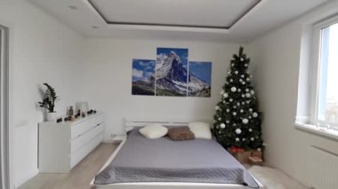 Odada Noel ağacı, odada bir Noel ağacı parlıyor.