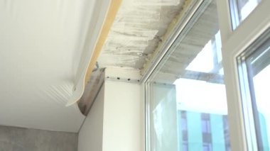 Koridora gerilme tavanı kurma işlemi.