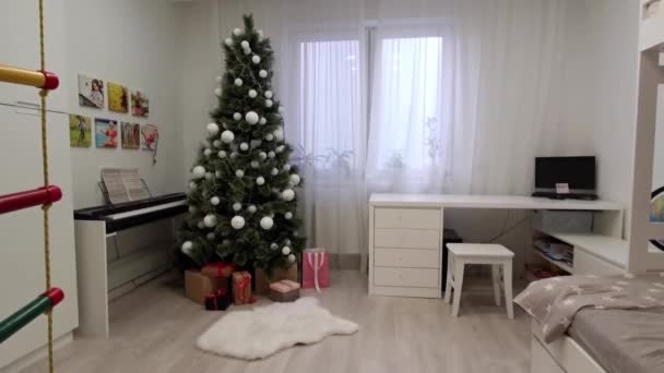 Рождественская елка на заднем плане комнаты, в комнате светит елка — стоковое видео