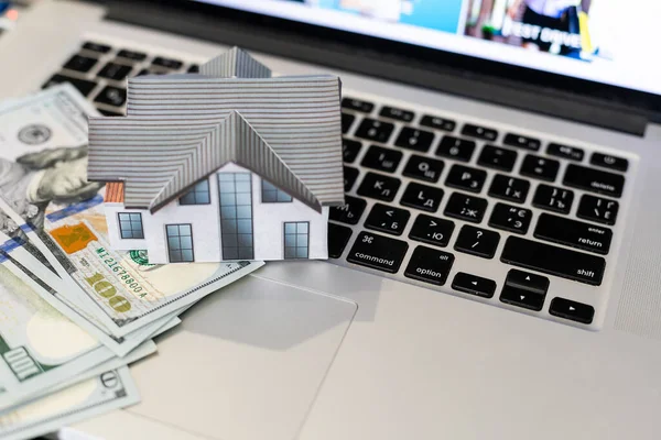 La casa ha messo una banconota da dollari come un tappeto. Concetto di risparmio per acquistare, affittare, riparare o ristrutturare case — Foto Stock