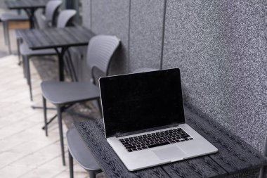 Kafedeki masada dizüstü bilgisayar var.