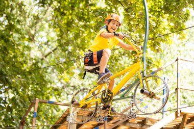 Ağaçlara tırmanan mutlu çocuk. Halat Parkı. Climber çocuğu. Erken çocukluk gelişimi. Roping Parkı. Denge kiriş ve halat köprüler. Halat Park-tırmanış merkezi