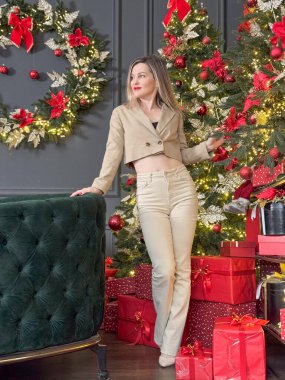 Noel süslemeleri içinde mutlu kadınlar. Yeni yıl konsepti. Yüksek kalite fotoğraf