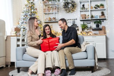 Noel 'i kutlayan aile, hediyeleri değiş tokuş eden. Yüksek kalite fotoğraf