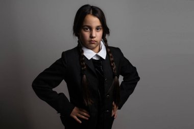 Çarşamba Addams 'da bir kız. Cadılar Bayramı partisi.