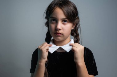 Cadılar Bayramı. Takım elbiseli bir kız. Tatil günü. Hallowmas. Çarşamba Addams. Addams Ailesi. Reenkarnasyon. Kostümlü. Cadılar Bayramı için fikir.