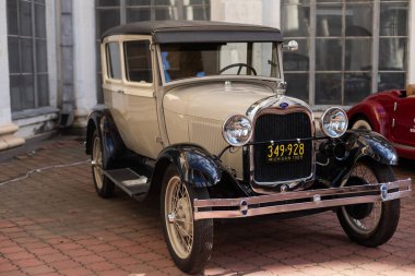 Kyiv, Ukrayna - 12 Ekim 2022: VDNH 'de eski arabaların sergisi.