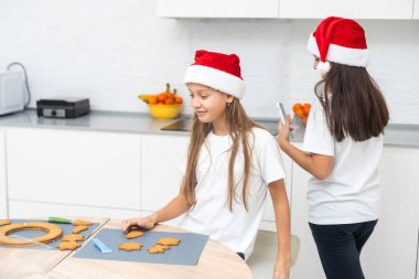 Çocuklar Noel kurabiyeleri pişirme ve süsleme konusunda uzman. Yüksek kalite fotoğraf