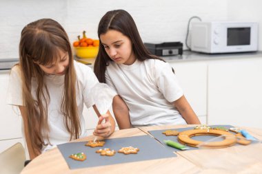 Çocuklar Noel kutlamasından önce Noel kurabiyesi pişiriyorlar. - Aile. Yüksek kalite fotoğraf