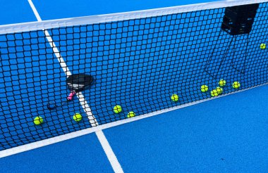 Padel tenis raketi, tenis kortu ve topları. Yüksek kalite fotoğraf