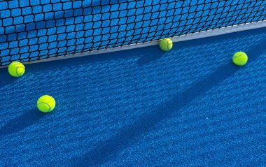  Toplar mavi bir raket tenis kortunun yanında, spor sahalarında. Yüksek kalite fotoğraf