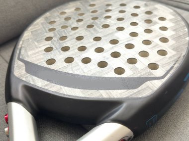 Paddle Tenis Raketi, gri arka planda 3D görüntüleme. Yüksek kalite fotoğraf