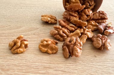 Soyulmuş ceviz. Tahta bir tahtanın üzerinde. Sağlıklı yiyecekler. Doğal arka plan. Yüksek kalite fotoğraf