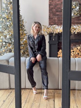 Tatile hazırlanan mutlu, güzel genç bir kadın. Yeni yıl konsepti. Mutlu noeller. Yüksek kalite fotoğraf