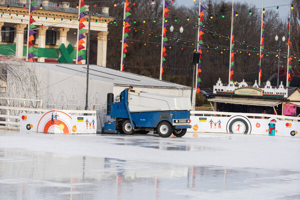 Ледогенератор, Ледогенератор, облицовка катка в центральном парке города
