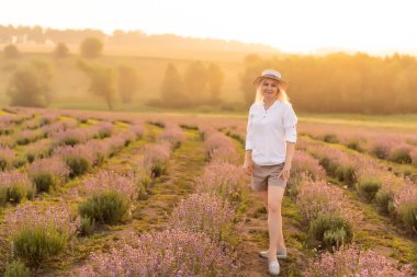 Lavanta Tarlasında Yürüyen Bir Kadın.