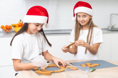Noel kurabiyesi pişiriyorum. Çocuk kurabiyeleri. Ev yapımı şenlikli tatlılar. Yüksek kalite fotoğraf