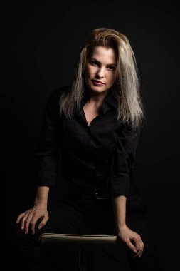 Zarif sarışın orta yaşlı güzel bayan kameraya gülümsüyor. Çekici bir iş kadını.