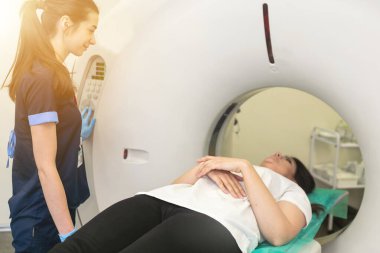 hastanede tomografi testi sırasında ct tarayıcı yatakta yatan güzel kadın.