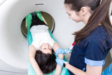 Bilgisayarlı tomografi tarayıcısındaki hastayı ameliyat hazırlıkları sırasında gözden kaçıran CT tarama teknolojisi uzmanı. Kadın hasta tomografiye giriyor.