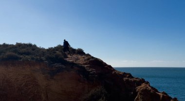 Carvoeiro, Algarve, Portekiz yakınlarındaki aşınmış kireçtaşı kayalıklarının üzerinde Algar Seco Uçurumu 'nun bir parçası. Yüksek kalite fotoğraf