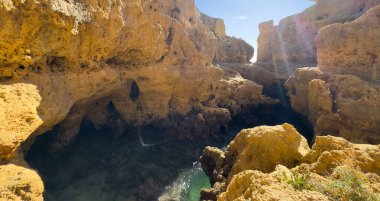 Carvoeiro, Algarve, Portekiz yakınlarındaki aşınmış kireçtaşı kayalıklarının üzerinde Algar Seco Uçurumu 'nun bir parçası. Yüksek kalite fotoğraf