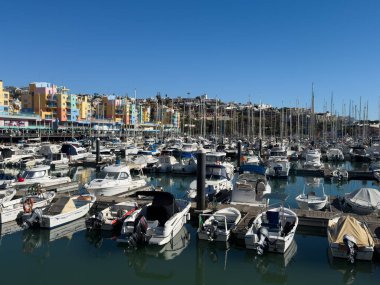 Albufeira, Portekiz, 30 Kasım 2025 - Tipik renkli tekne ve evlere sahip Albufeira marinası manzarası yükseldi. - Evet. Yüksek kalite fotoğraf