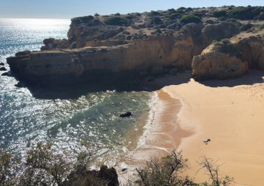 Kaya sahili. Albufeira, Portekiz, Avrupa 'daki Praia da Vigia plajı manzarası. Yüksek kalite fotoğraf
