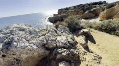 Algarve Sahili, Portekiz 'in inanılmaz kayalık manzaralı partileri. Nefes kesen ünlü Praia da Marinha plajı, üzerinde sarı yay olan kayalar. - Evet. Yüksek kalite fotoğraf