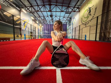 Spor aktivitesi, raket tenis antrenmanı ve yarışma konsepti. Genç bir kadın. Yüksek kalite fotoğraf