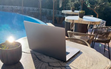 Havuz başındaki terasta rattan mobilyalarla çalışan uzaktan kumanda. Yüksek kalite fotoğraf