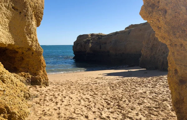 Kaya sahili. Albufeira, Portekiz, Avrupa 'daki Praia da Vigia plajı manzarası. Yüksek kalite fotoğraf