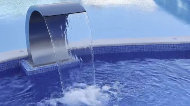 Boş yüzme havuzu, şelale jeti ve jakuzi çalışıyor. Yüksek kalite 4k görüntü