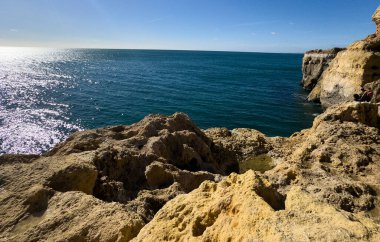  Portekiz 'deki Algarve kıyısında bir mağara. Mağaranın içinde mavi gökyüzü görüldü. Yüksek kalite fotoğraf