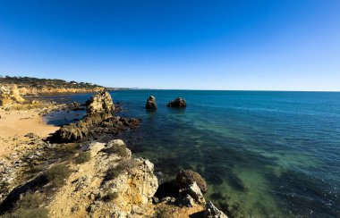 Kaya sahili. Albufeira, Portekiz, Avrupa 'daki Praia da Vigia plajı manzarası. Yüksek kalite fotoğraf