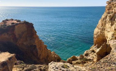 Carvoeiro, Algarve, Portekiz yakınlarındaki aşınmış kireçtaşı kayalıklarının üzerinde Algar Seco Uçurumu 'nun bir parçası. Yüksek kalite fotoğraf