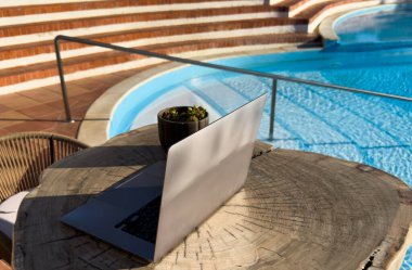 Bilgisayar arka planda bilardo gibi duruyor. Yüksek kalite fotoğraf