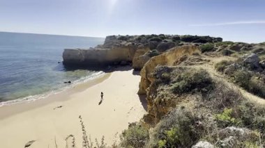 Algarve Sahili, Portekiz 'in inanılmaz kayalık manzaralı partileri. Nefes kesen ünlü Praia da Marinha plajı, üzerinde sarı yay olan kayalar. - Evet. Yüksek kalite fotoğraf