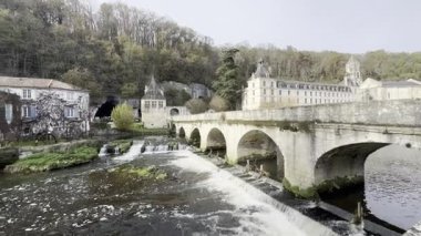 Dronne Nehri, Brantome, Brantome-en-Perigord, Fransa 'daki küçük üzüm bağları. Yüksek kalite fotoğraf