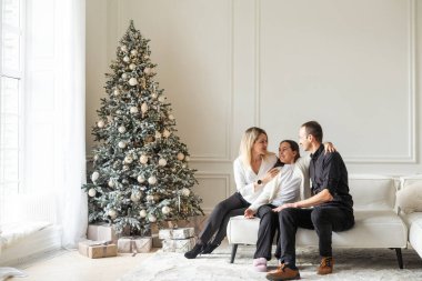 Noel 'i kutlayan aile, hediyeleri değiş tokuş eden. Yüksek kalite fotoğraf