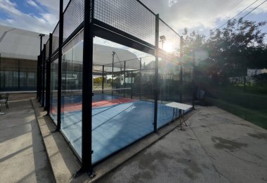  Mavi kortlu yüzgeçli tenis kortu. Yüksek kalite fotoğraf