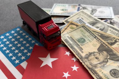 Dolar üzerinden araba, Çin ve ABD bayrakları, finans satın alma sigortası konsepti. Yüksek kalite fotoğraf